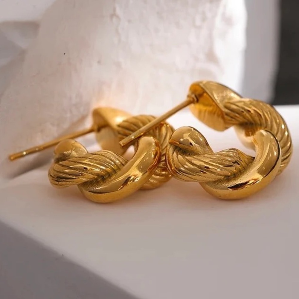 Elegant Gold Hoop Earrings - Picture 4 of 4